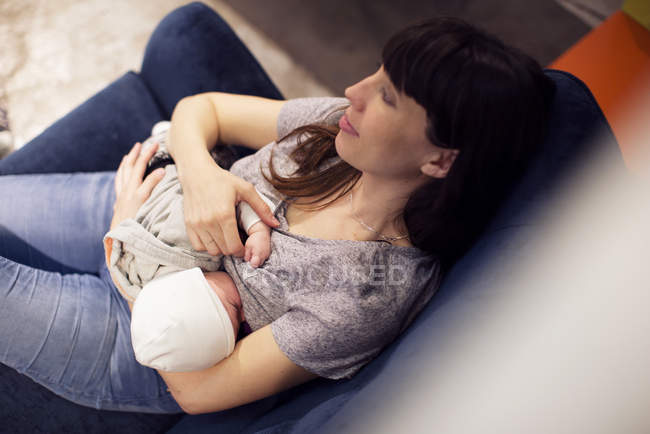 Overhead view of Mother nursing infant — Stock Photo