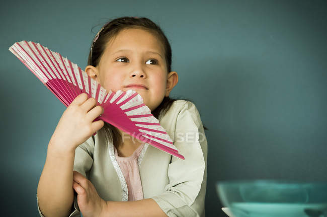 Портрет маленькой девочки с вентилятором — стоковое фото