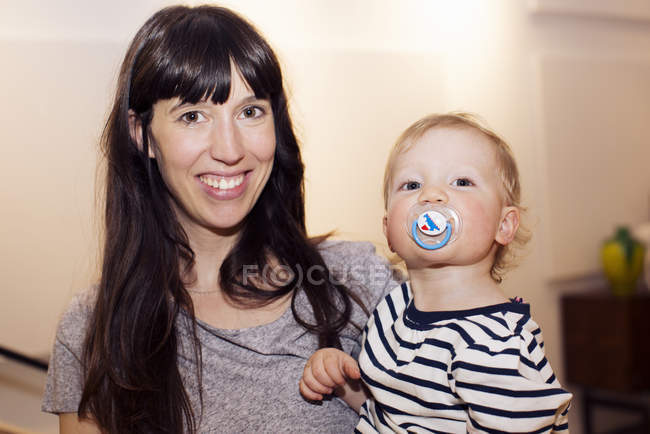 Porträt einer lächelnden Mutter und eines Kleinkindes — Stockfoto