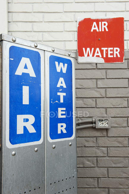 Nahaufnahme der Werbeschilder für Luft- und Wasserpumpen — Stockfoto