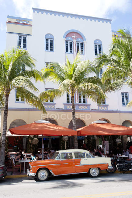 Auto d'epoca parcheggiata fuori dal ristorante, Miami, Florida, Stati Uniti — Foto stock