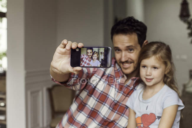 Padre e hija posando para selfie - foto de stock