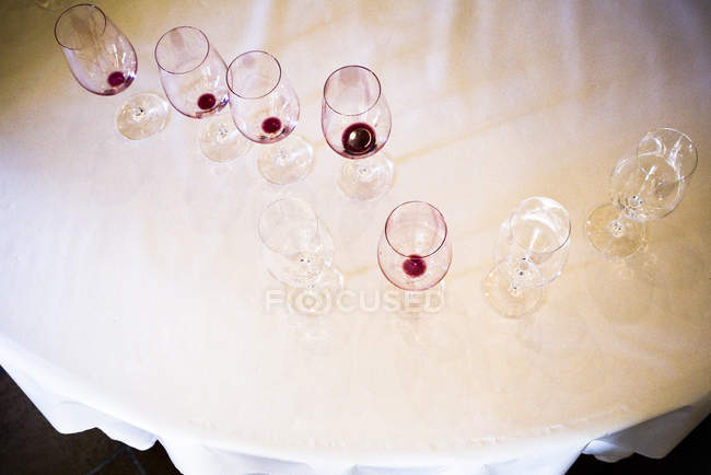 Primo piano di bicchieri di vino vuoti sul tavolo — Foto stock