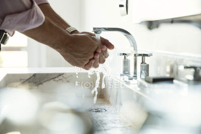 Куповані фото людина миття рук в раковину ванної — стокове фото
