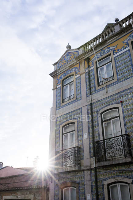 Будівля з декоративним плитковим фасадом в сонячний день — стокове фото