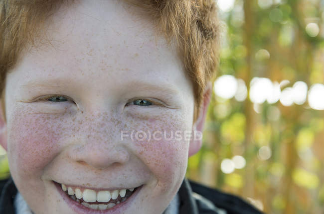 Portrait de garçon souriant heureux avec des taches de rousseur — Photo de stock