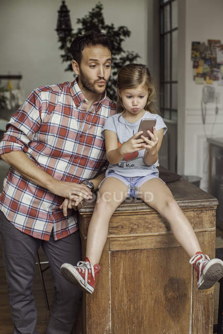 Padre e figlia in posa per selfie — Foto stock