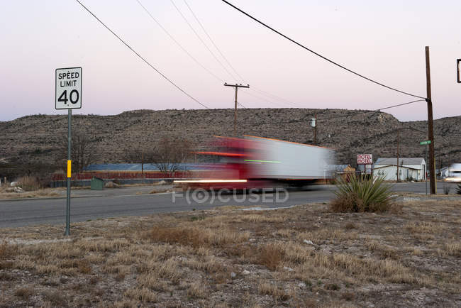 Sattelzug fährt am Abend auf Autobahn — Stockfoto