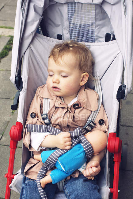 Criança dormindo no carrinho ao ar livre — Fotografia de Stock