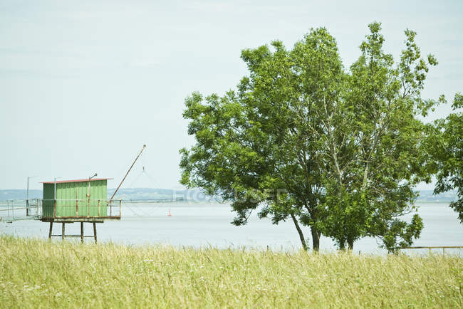 Capanna da pesca su palafitte vicino al bordo dell'acqua — Foto stock