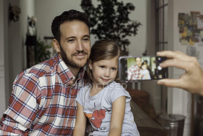 Vater und Tochter posieren für Foto — Stockfoto