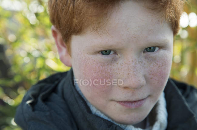 Retrato de Niño de pelo rojo y pecas - foto de stock