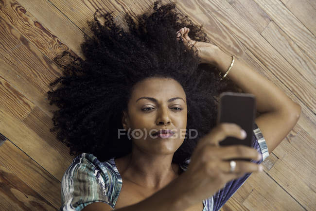 Vue aérienne de la femme prenant selfie avec smartphone — Photo de stock
