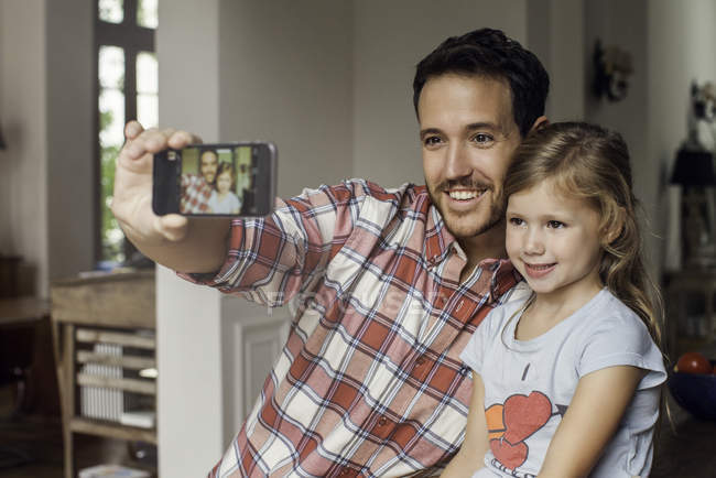 Padre posa per selfie con figlia — Foto stock
