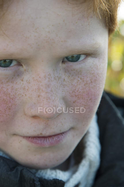 Портрет хлопчика з суворим виразом і веснянками — стокове фото