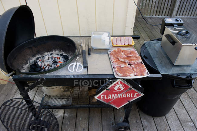 Raw meat waiting to be grilled outdoors — Stock Photo