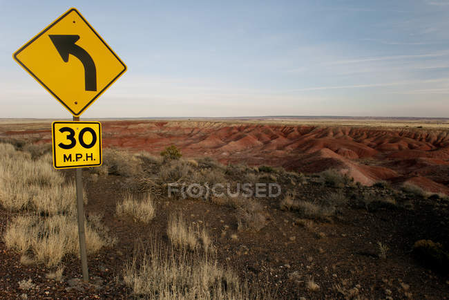 Señal de límite de velocidad en el desierto - foto de stock