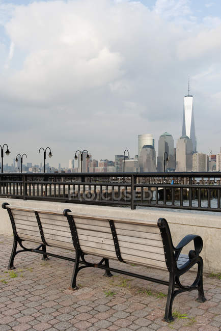 Banco del parque con vista panorámica del Bajo Manhattan, Nueva York, Nueva York, Estados Unidos - foto de stock