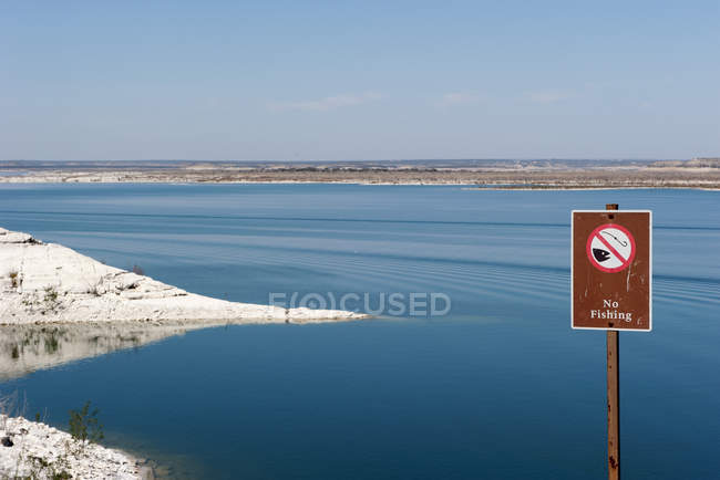 No fishing sign posted near water — Stock Photo