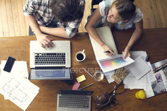 Overhead view of College students collaborating on project — Stock Photo