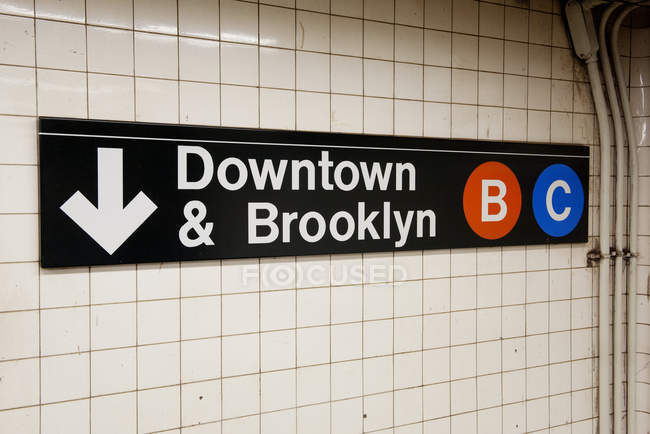 Firme en la estación de metro, Manhattan, Nueva York, Nueva York, EE.UU. - foto de stock