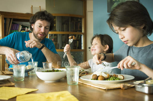 Family eating dinner together — Stock Photo