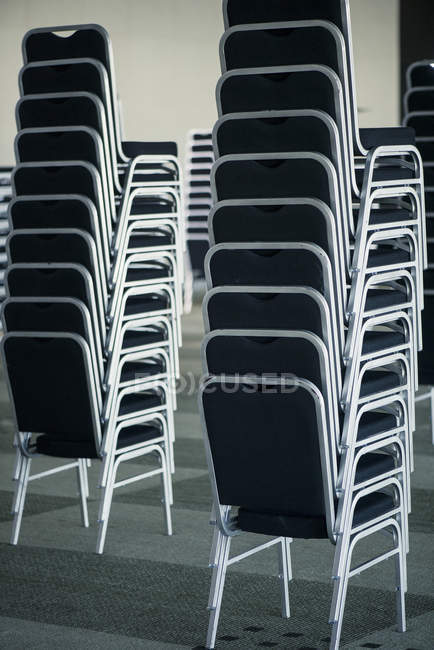 Стопки стульев в пустой офисной комнате — стоковое фото