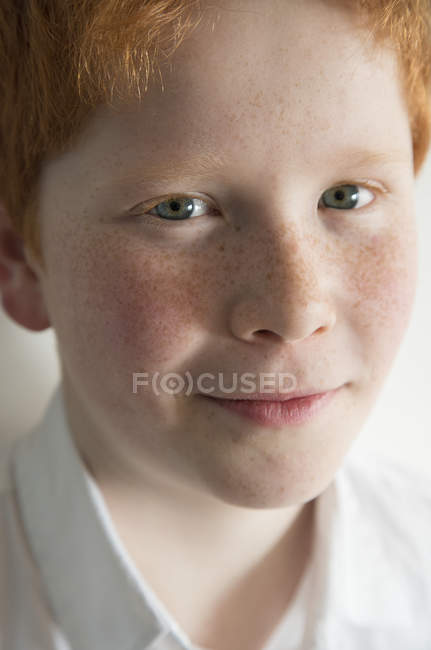 Retrato de Niño de pelo rojo y pecas - foto de stock