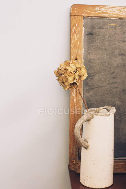 Старинный кувшин с сушеными цветами — стоковое фото