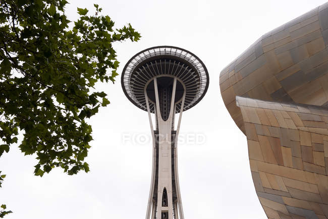 Низкоугольный вид Space Needle, Сиэтл, Вашингтон, США — стоковое фото