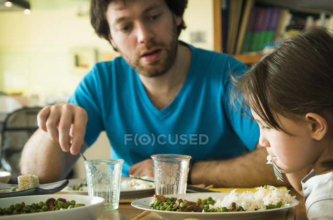 Маленька дівчинка відмовляється їсти її вечерю — стокове фото