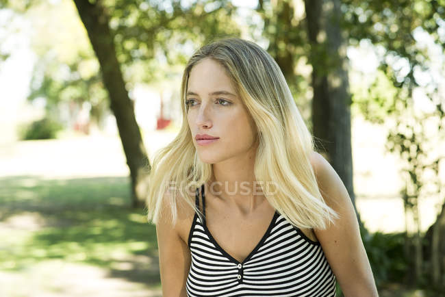 Портрет молодой серьезной женщины, смотрящей на улицу — стоковое фото
