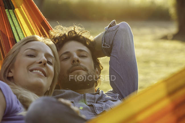 Портрет пари, що розслабляється разом у гамаку — стокове фото