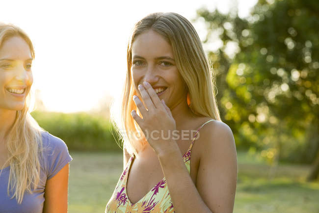 Two women laughing together outdoors — Stock Photo