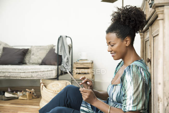 Frau nutzt digitales Tablet zu Hause — Stockfoto
