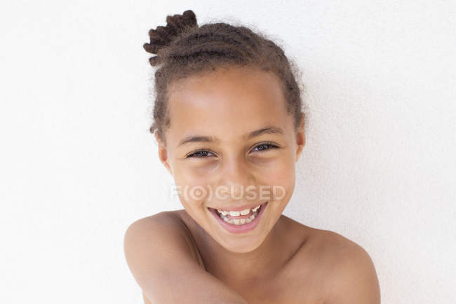 Портрет щасливої усміхненої афроамериканської дівчини на білій стіні — стокове фото