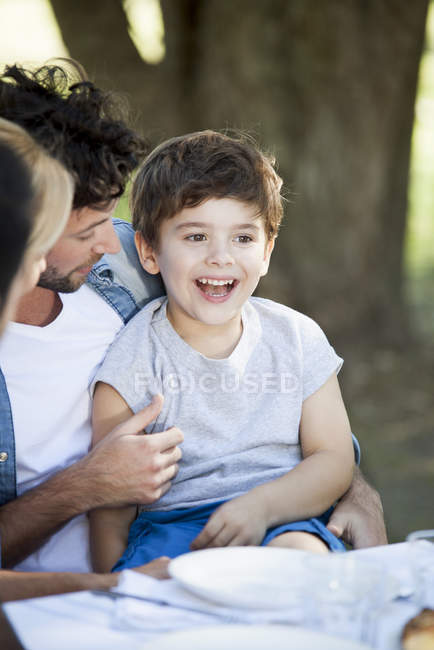 Сім'я з однією дитиною відпочиває разом на відкритому повітрі пікнік — стокове фото