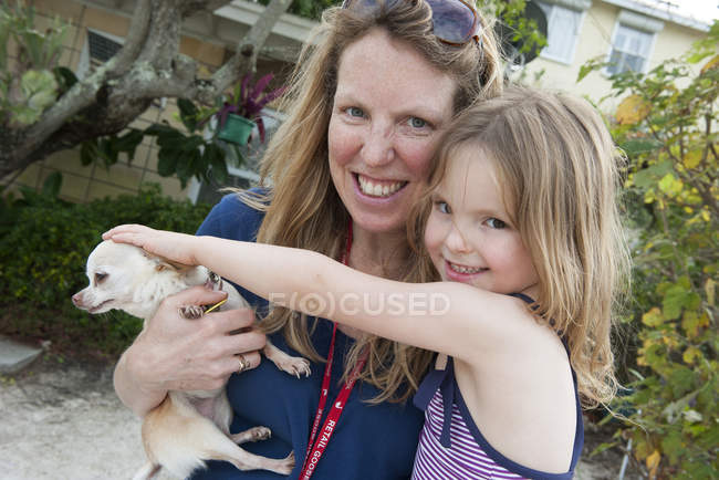Portrait of mother and young daughter with their pet chihuahua — Stock Photo