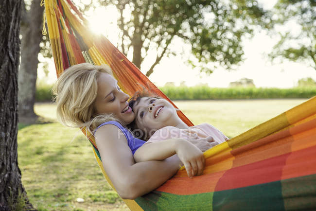 Мати і син розслабляються в гамаку разом — стокове фото