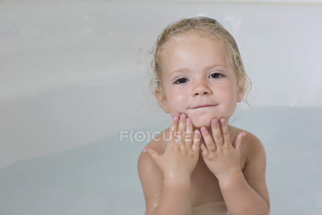 Портрет маленькой девочки, принимающей ванну — стоковое фото