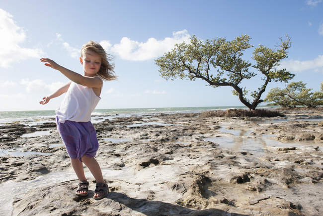 Дівчина танцює на пляжі в Флорида-Кіс, Флорида, США — стокове фото