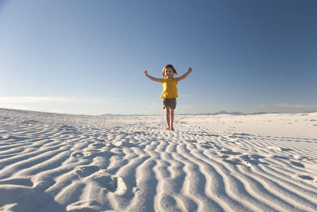 Дівчина, що йде на дюнах, білі піски National Monument, Нью-Мексико, США — стокове фото