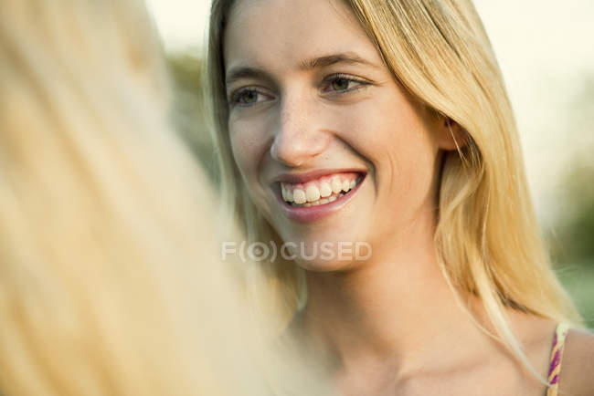 Retrato de mujer rubia sonriente al aire libre - foto de stock