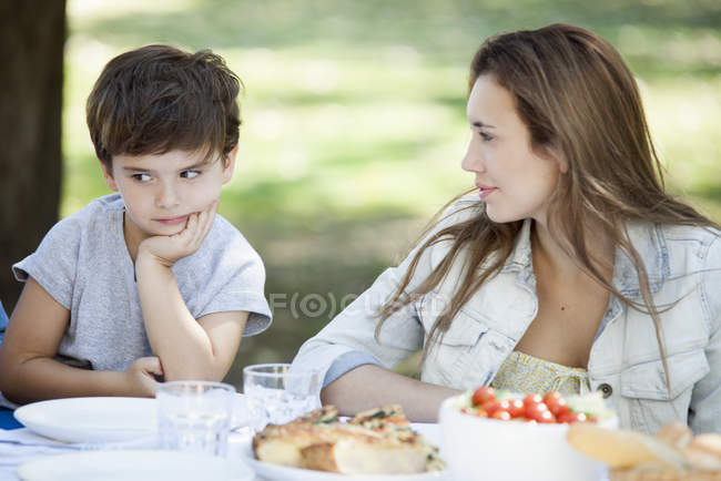 Mother disciplining disobedient child — Stock Photo