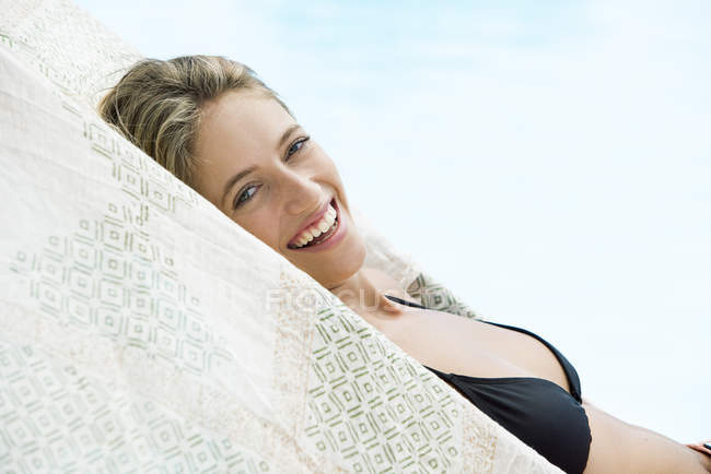 Porträt einer Frau beim Sonnenbad am Pool — Stockfoto