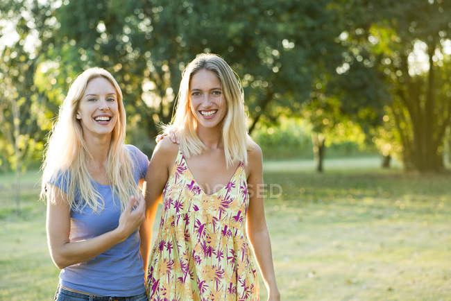 Friends enjoying day together outdoors — Stock Photo