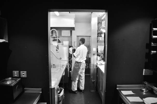 Повноцінний вид на посудомийну машину ресторану на роботі — стокове фото