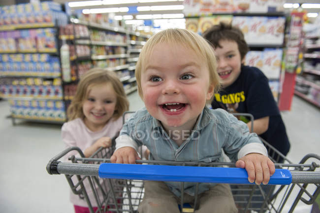 Bambini si divertono nel carrello della spesa — Foto stock