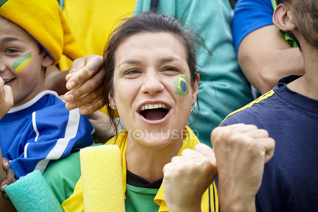 Бразильський футболіст вентилятори cheering в матчі — стокове фото