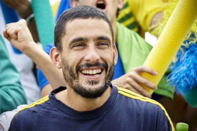 Портрет человека, весело улыбающегося на футбольном матче — стоковое фото